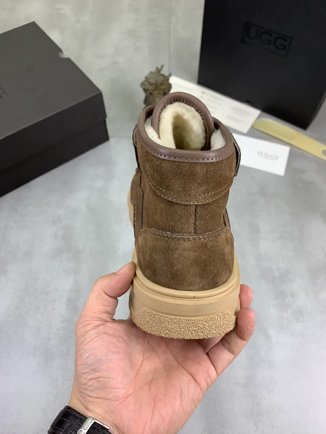 Men's shoes 💰P580 New arrival 🆕🆕🆕 26 New IUGGI Velcro men's shoes Fashionable and casual Velcro men's shoes. First layer suede cowhide + lining wool Rubber outsole Lightweight and non-slip Size: 39-44 Color: three colors